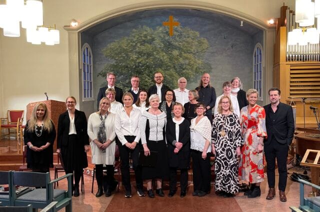 Kören bestående av 17 personer, samt Beatrice Robertsson, musikerna Josef Sjöblom och Sebastian Robertsson och körledaren Sara Sjöblom står framför Älvsjökyrkans altartavla. Alla är klädda i svart och vitt, förutom Beatrice so har en röd och vit hellång klänning.