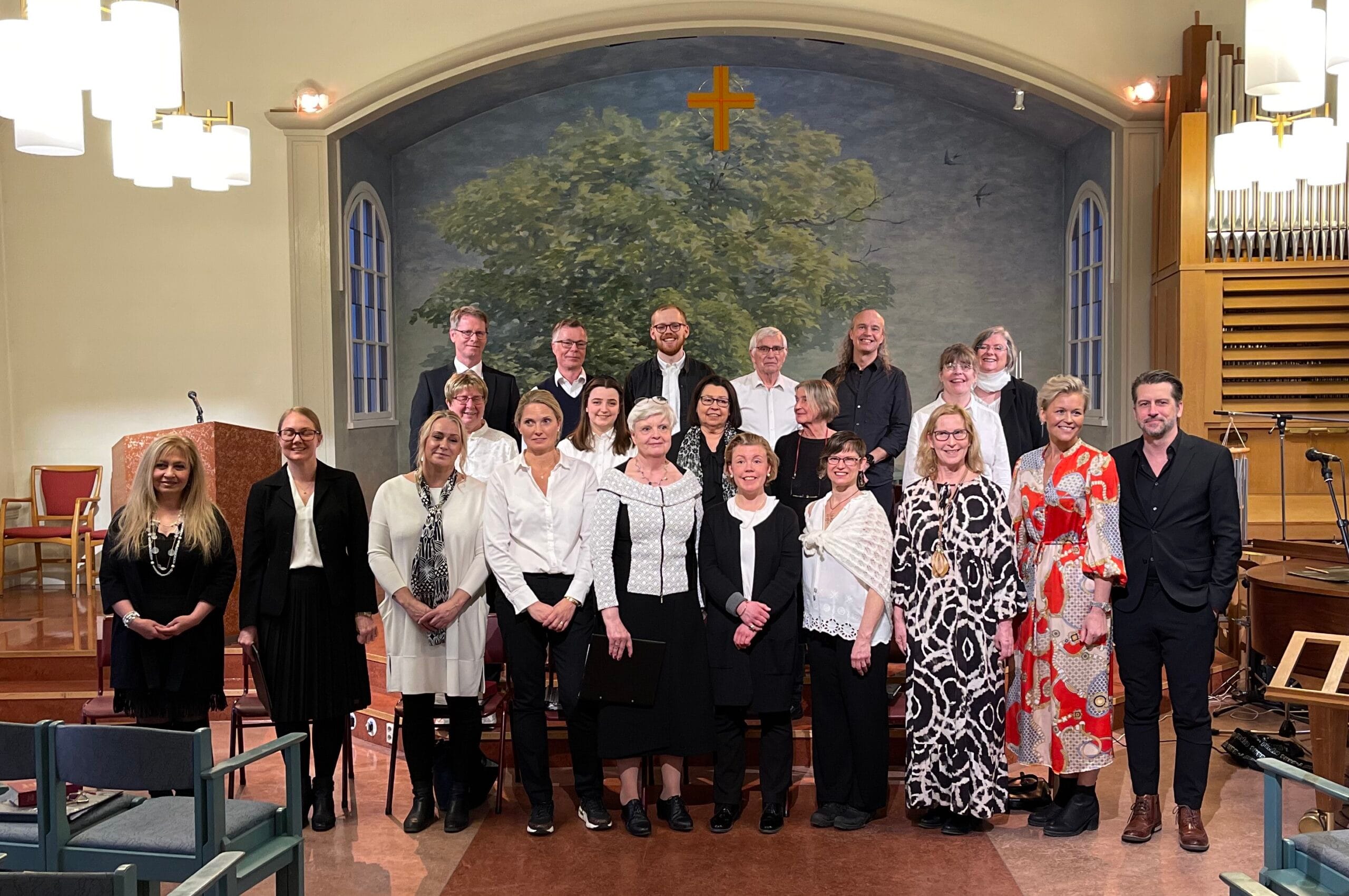 Kören bestående av 17 personer, samt Beatrice Robertsson, musikerna Josef Sjöblom och Sebastian Robertsson och körledaren Sara Sjöblom står framför Älvsjökyrkans altartavla. Alla är klädda i svart och vitt, förutom Beatrice so har en röd och vit hellång klänning.