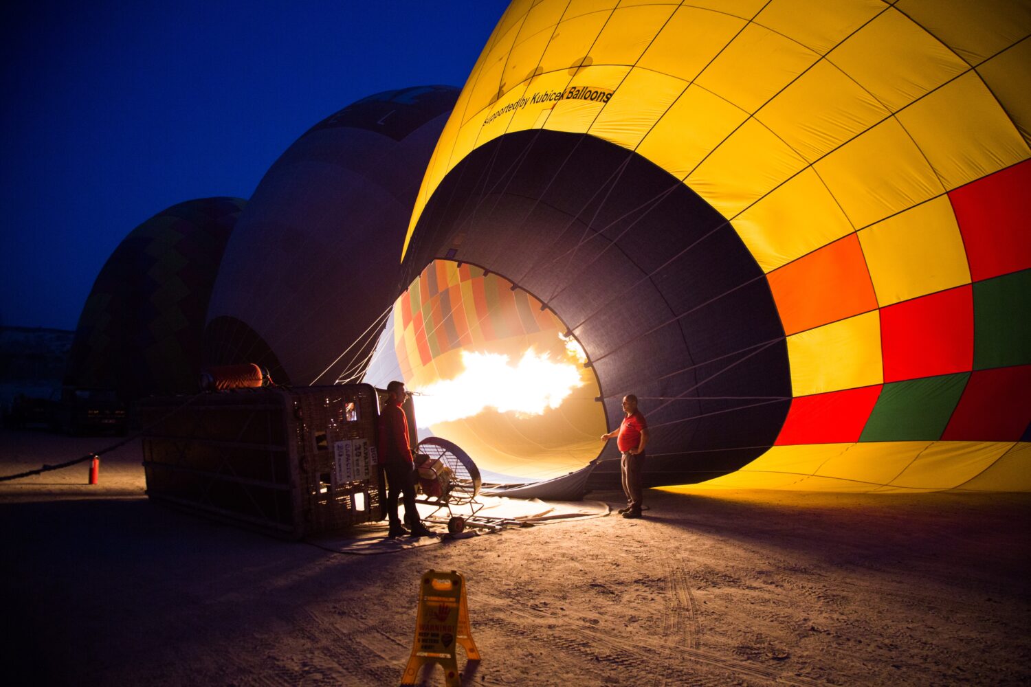 Liggande luftballong som man eldar i öppningen för att få in varm luft så den kan lyfta.