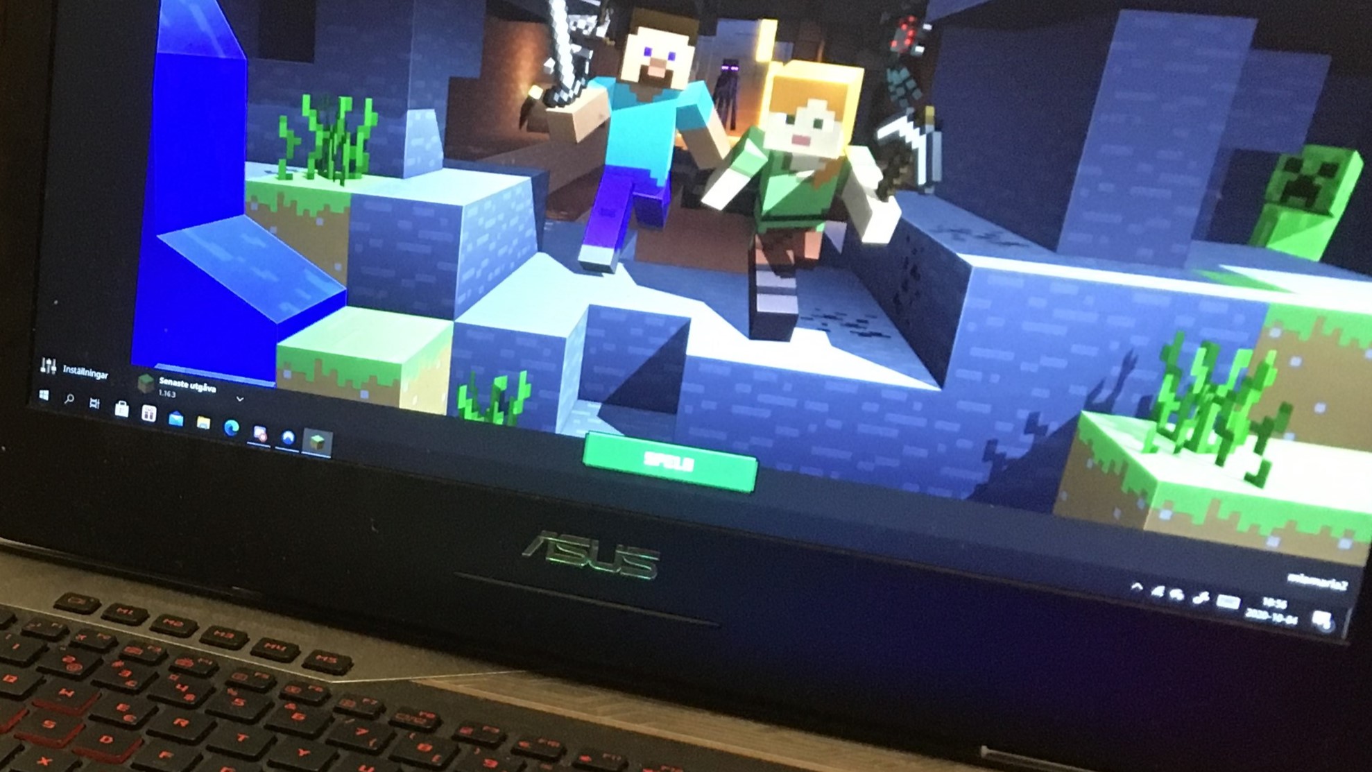 Laptop med motiv från Minecraft på skärmen
